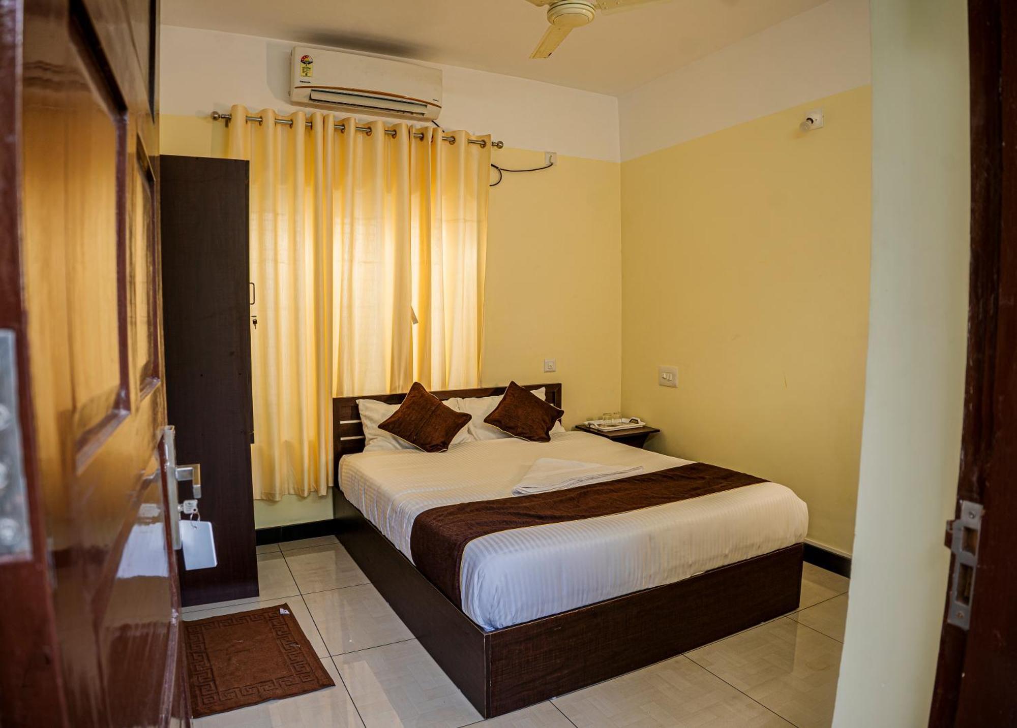 Akr Residency Hotel Kazhakuttam Exterior photo