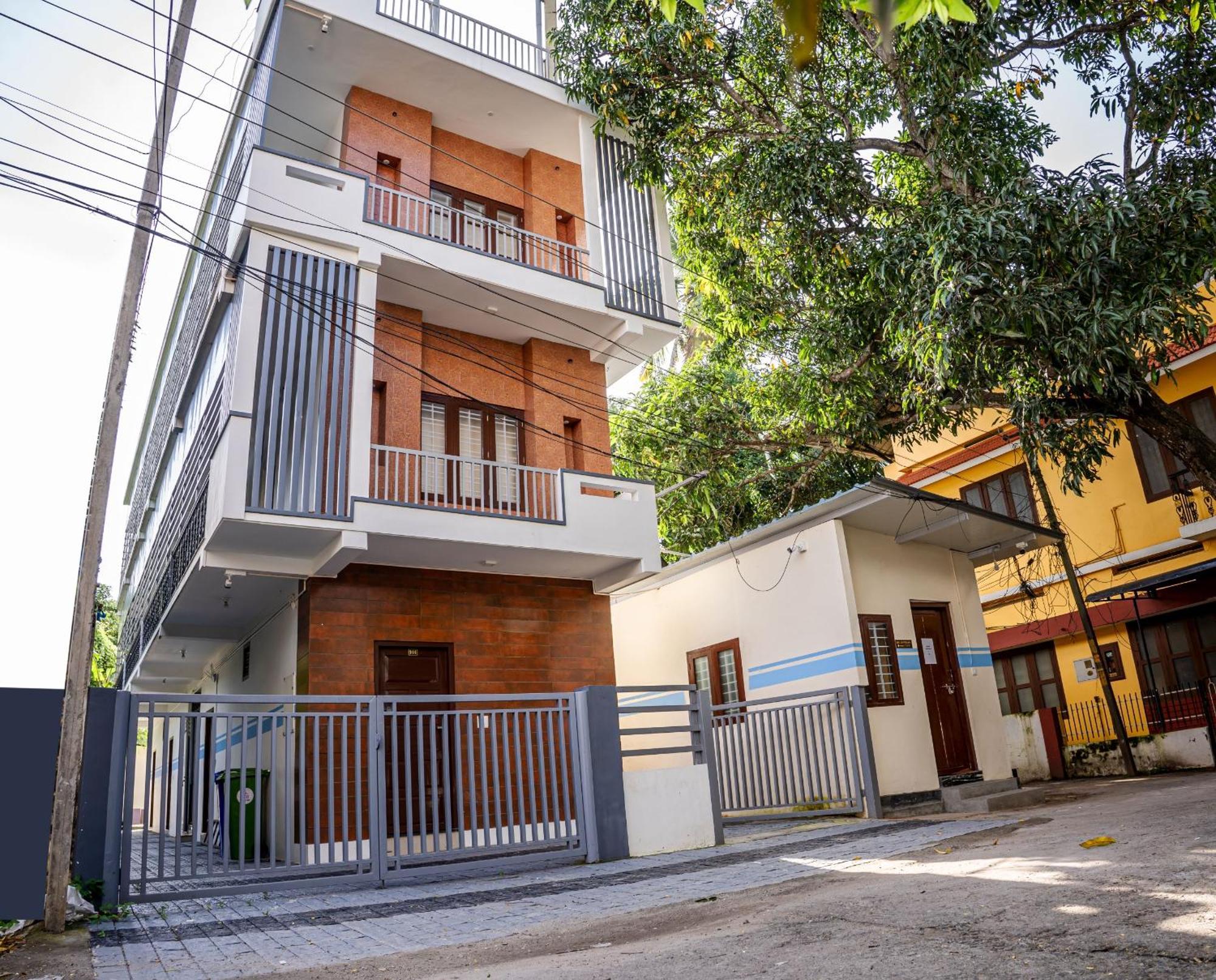 Akr Residency Hotel Kazhakuttam Exterior photo