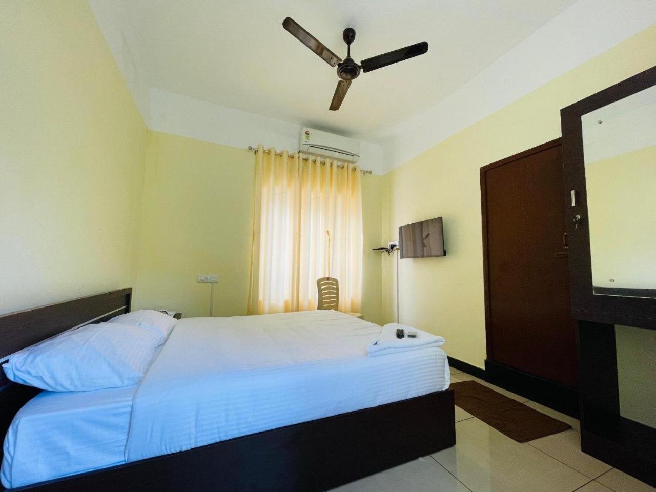 Akr Residency Hotel Kazhakuttam Exterior photo